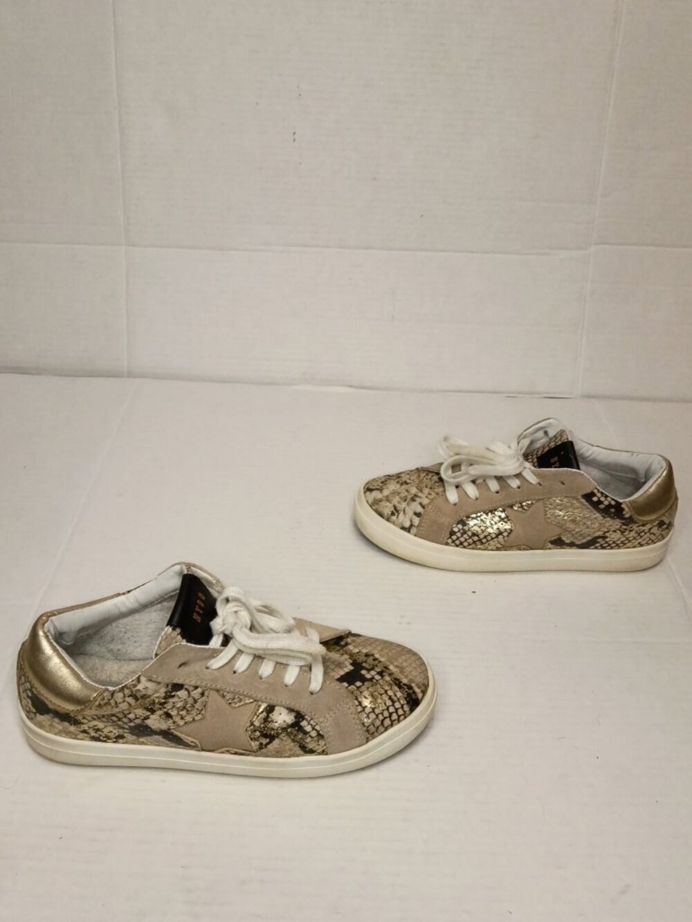 Steve Madden Starling Gold Snakeskin Star Sneakers Women’s Size 7M - Picture 3 of 10